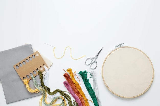 Zestaw do haftu: nici, tamborek, igły